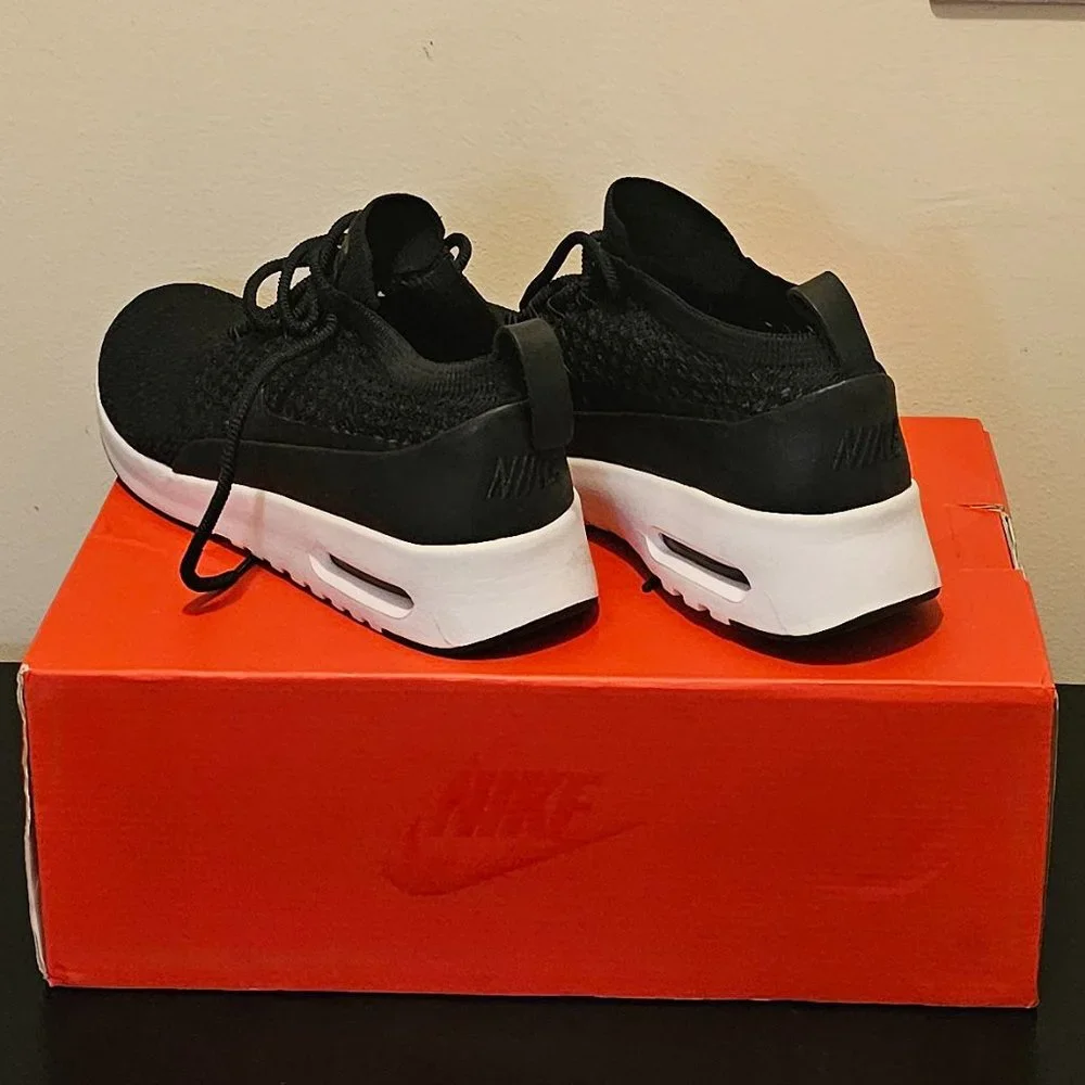 Nike/Sneakers - Picture 3 of 8